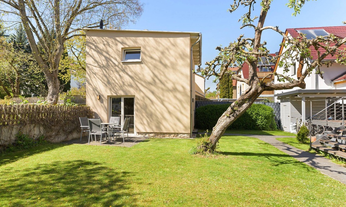 Ehringsdorf House | Holiday Home 'Belvedere-Remise' with Private Terrace, Shared Garden and Wi-Fi