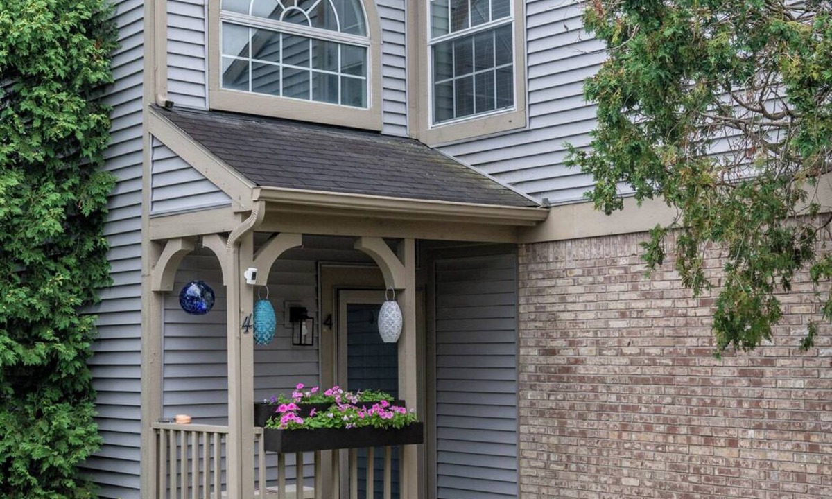 Wayne Condo | Quiet Neighborhood walking by eagle creek close to downtown and speedway