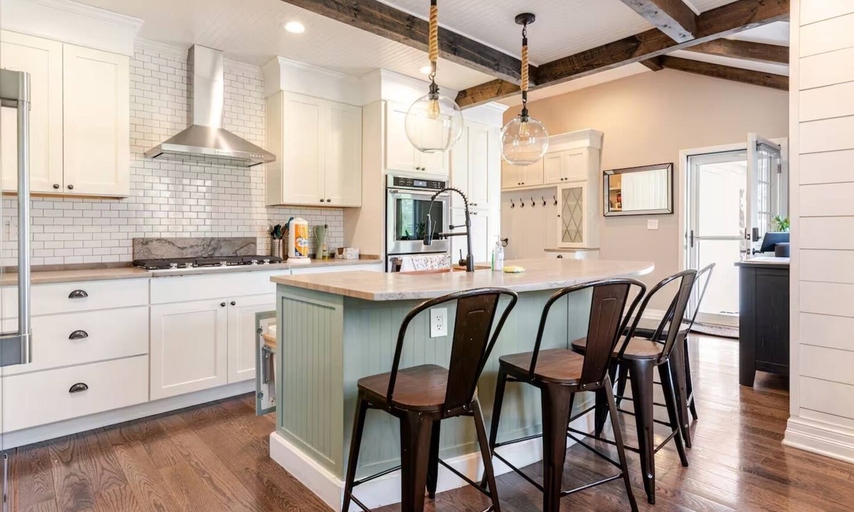 Springfield Cottage | Spectacular pool! 10 beds! Near Brass Pro