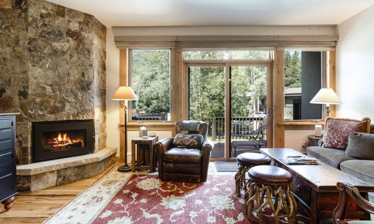 Vail Villa | West Vail Ptarmigan Townhome - Summer Pool