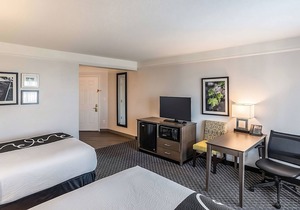 4 Pet-Friendly Units! Free Breakfast, Onsite Pool, Free Parking in Phoenix