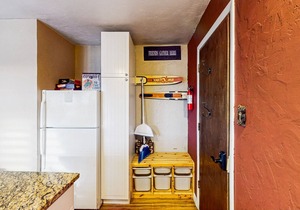 Inviting mountain-view condo with WiFi in great location near the slopes in Fraser