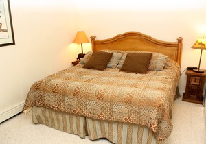 Pinecreek #I - 1 BR - Close to Town - Shuttle to Slopes - Pool and Hot Tub in BRECKENRIDGE