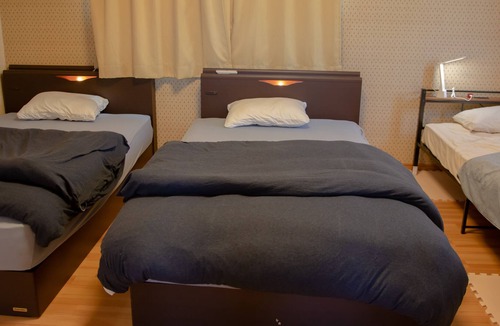 Fujikawaguchiko House | 3 minutes drive to Fujikyu Highland! It takes only 5 minutes to reach the shore of Kawaguchi Lake. Many convenience stores and supermarkets nearby. Accommodates up to 7 people. You can also barbecue in the garden!