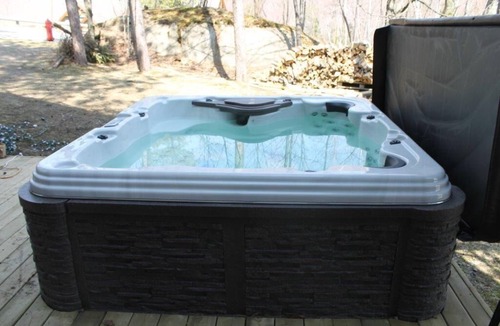Domaine Nansen Ski Chalet | 5 Bedroom Luxury Ski & Golf Chalet - Private Hot Tub - Prime Ski in Ski Out