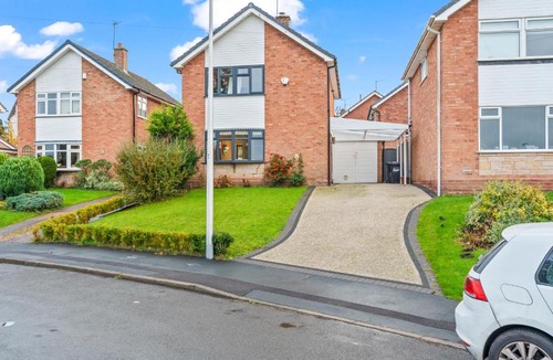 Cosford House | 7 Mins to I54 - Albrighton Village Stay! 3 Double Beds 1 Single 2 WC - OFF M54 RAF Cosford Shifnal Telford Oxley Staffordshire -JLR Wolves Stafford I54 Business Park- 10 Mins to M6- 40 Mins to NEC Regular & Long Work Stays available - Samina- ARZ Stays