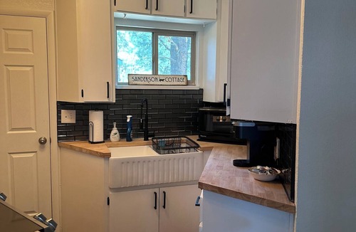Mountainaire Cottage | Cheerful two bedroom cottage with hot tub.