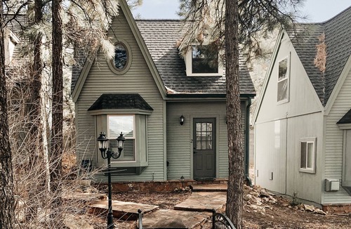 Flagstaff Cottage | Deluxe Cottage #3 - Private Deck, Cozy & Clean, modern, A/C, centrally located