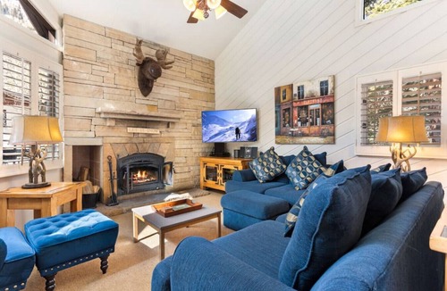 Vail Villa | East Vail Townhome - Hot Tub & Close to Bus Stop