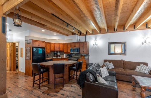 The Forest Villa | Forest Lane Hideaway-Sleeps 18 w/Private Hot Tub