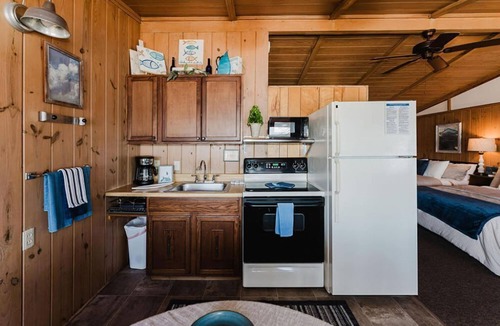 Blue Eye Cabin | Lakefront Cabin #5 - Steps from Table Rock Lake at Happy Hollow Resort