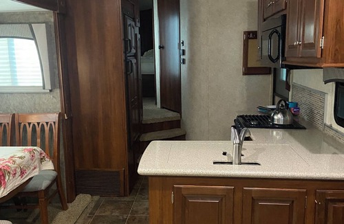 Muddy Pond House | Luxury Camping in A spacious RV ,nWith plenty of room and king size bed,