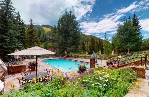 Vail Cabin | Mountain view, ski-in/out condo w/balconies, shared hot tubs/pool/WD, fast WiFi