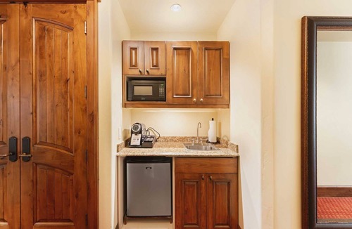 Vail Hotel | Premium Mountain View Unit | Amazing Mountain View w/Hot Tub and Parking!