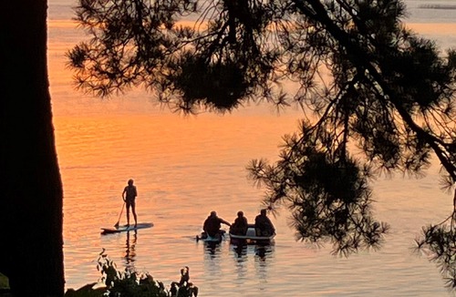 Hackensack Resort | Rainbow's End Resort - Pink Cottage - Newly Remodeled with Private Beach