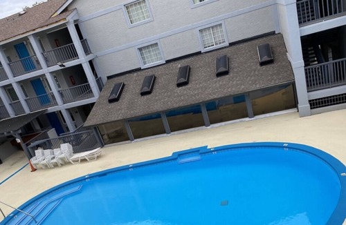 Merry Oaks House | Relax and Recharge! 4 Great Units, FREE Parking, FREE Breakfast, Onsite Pool