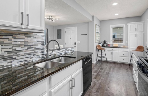 West Seventh House | Soothing Modernized 3-bedroom house in Saint Paul 4k TV w bubble hockey!