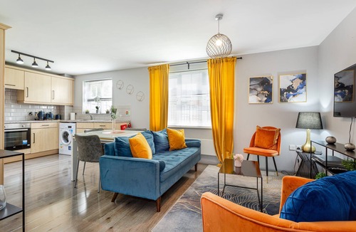 Irlam Apartment | Trafford Centre Cityscape Hideaway Free Parking