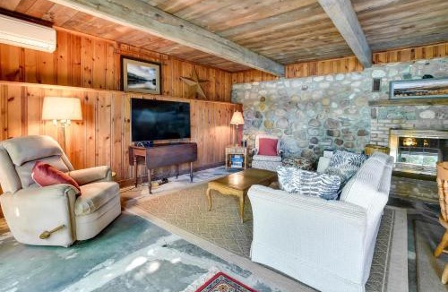 Scottsburg House | Waterfront Escape on Loon Lake: Private Beach!