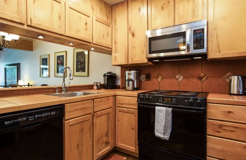 Vail Villa | West Vail Ptarmigan Townhome - Summer Pool