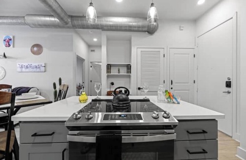 Dallas Design District Apartment | Western Saloon 2BR 4Bed Prime Location