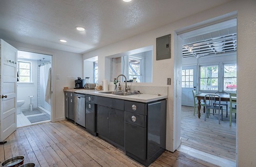 Southside House | Wise industrial update on fashionable "warehouse style" apartment" Shower Rocks