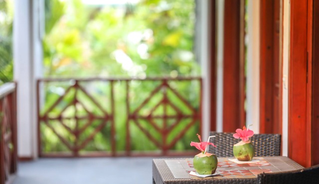 10 mins from pristine Maldivian beach. in Thoddoo