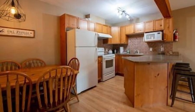2 Story Townhouse/Main Floor Deck/Loft in Fernie