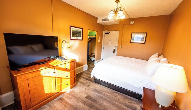 2 Units | Relax & Unwind in Nature | Ideal Stay for Golf Fans & Scenic Explorers in East Stroudsburg