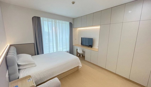 2mins walk to Metro station(3 lines), 10mins walk to theme park in Changning