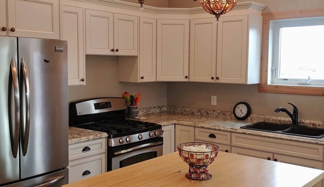 30 Mins to Waterton Gate! Relax & Enjoy the View of Chief Mountain & Sunsets in CARDSTON