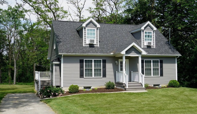 3BR Cottage Deck with Fire Table & Grill EV Charger Wi-Fi in Penn Yan