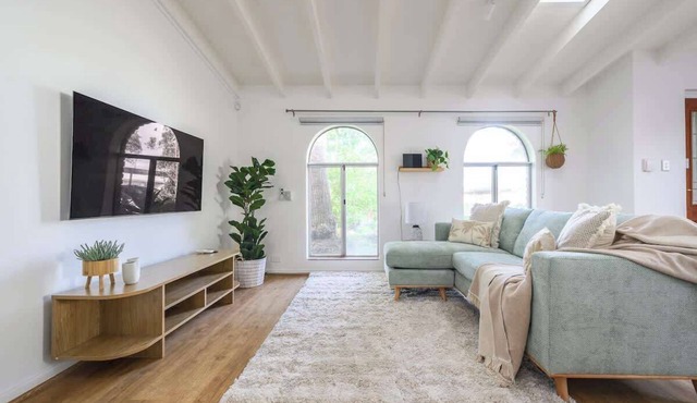 5 Beach Baby Bungalow & Parking in Scarborough