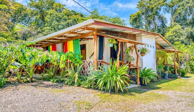 5 min walk to town/beach Quaint 4 BR Eco Lodge in Puerto Viejo de Talamanca