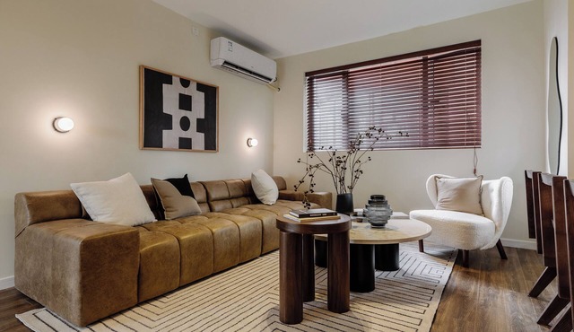 5 mins walk to Jing'an temple, 4br, 2bth, Family friendly! in Shang Hai Shi