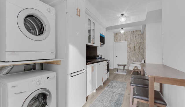 6 person luxurious home close to major city attraction Newly & freshly renovated in Toronto
