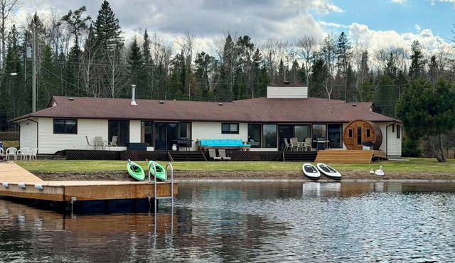 7-bed lakefront house with sauna, beach & boat launch — 15 min from Thunder Bay. in Thunder Bay