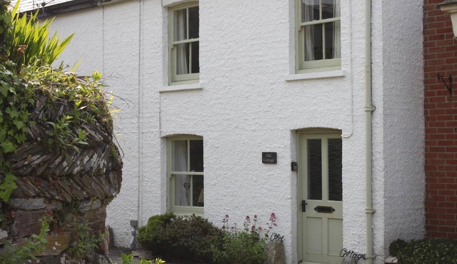 A Delightful 19th Century Beamed Cottage In Trevone Bay, 3 Mins From The Beach in Padstow
