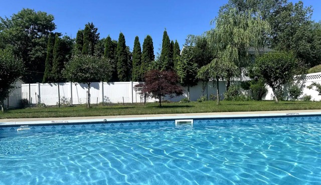 Adorable house with pool in Albany