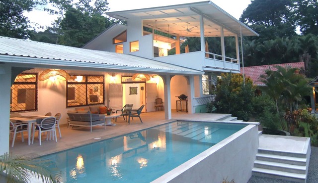 Airy Home in Prized Location. Pool, Canopy View, Near Beach. Family/Pet Friendly in Puerto Viejo