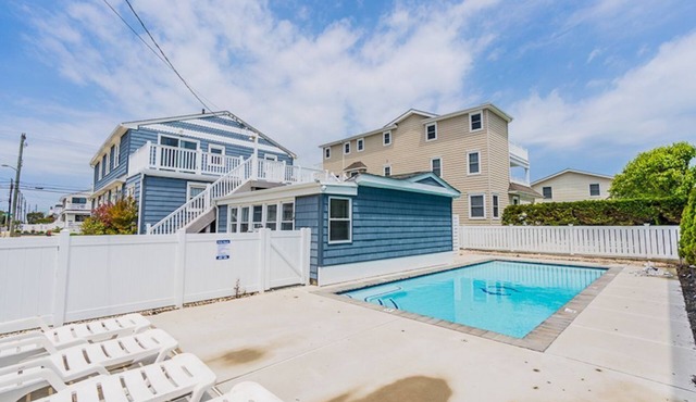 Avalon BEACH BLOCK 2 Bedroom Condo with POOL East Unit/Sleeps 4 in Avalon