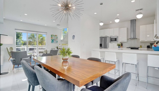 BEACH ACCESS MODERN TOWNHOUSE! Pool, Spa and Gym! in Pompano Beach