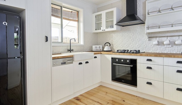 Beach Walk Cottage, Mornington, Pet Friendly (Newly renovated) in Mornington
