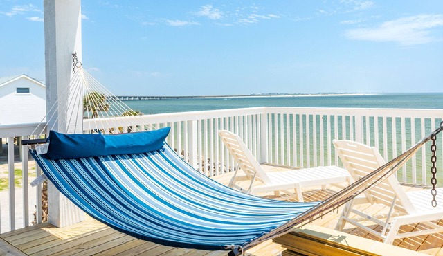 Beachfront Luxury Retreat – Oceanfront, Family & Pet-Friendly Paradise in Freeport