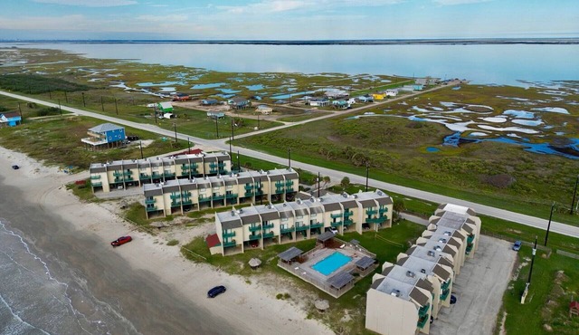 Beachfront One Bedroom Condo with a Pool/2 nights or 7 nights. Pet friendly! in Freeport