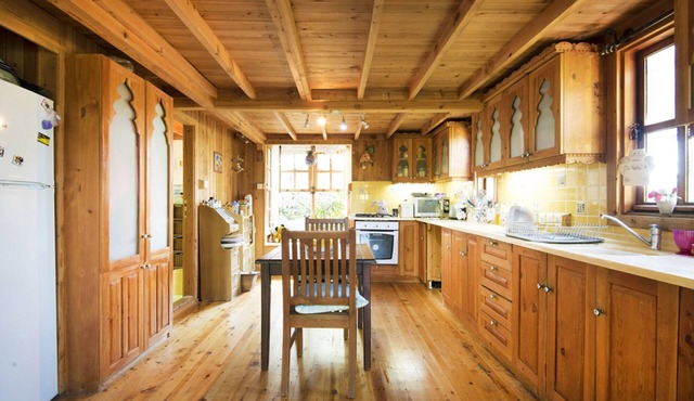 Beautiful cedar chalet for romantic getaways in Düger