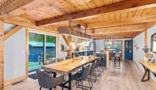 Beautiful chalet on 5 acres - 2 min to Village!👌 Hot-Tub, Sauna, Fire Pit🔥 in Ellicottville