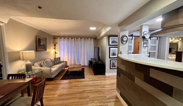 Beautiful Cherry Creek Condo right in the heart of town and restaurants in Denver