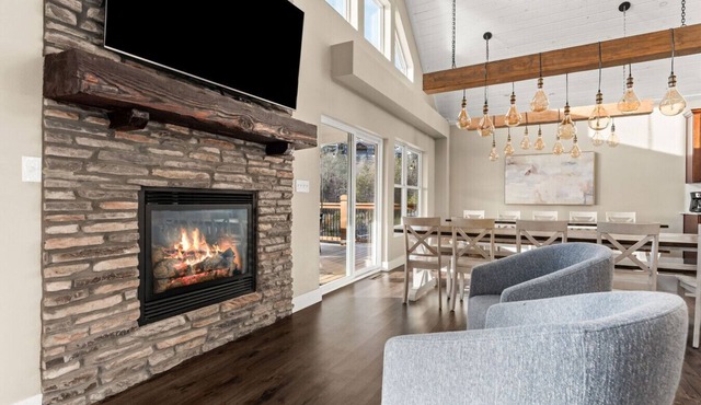 Beautiful, Comfortable, & Spacious: Lakeview with Hot Tub and Entertainment Room in Branson