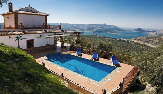 Beautiful Lake Views House with Lovely Paved Garden in Iznajar